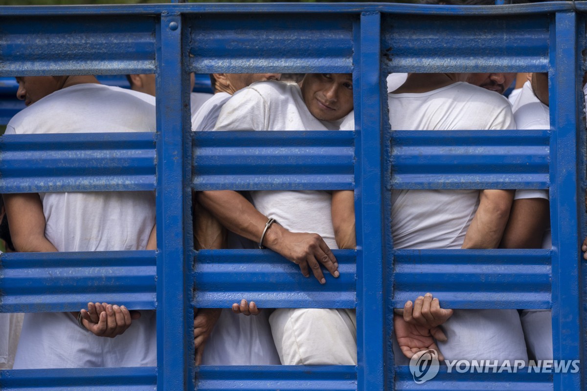 화물차에 실려 교도소 향하는 엘살바도르 남성들