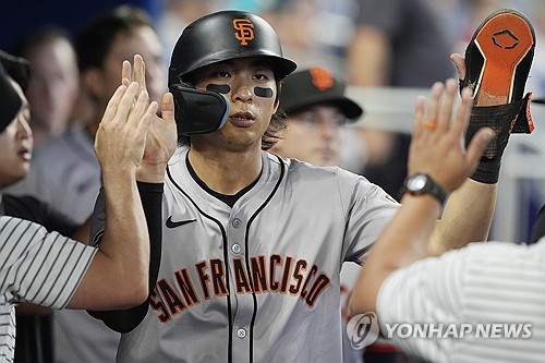 Giants' Lee Jung-hoo extends hitting streak to 10 games