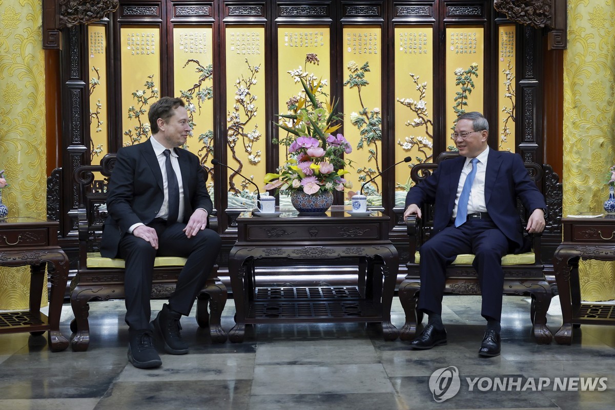 28일 중국 베이징을 방문해 리창 국무원 총리를 만나는 일론 머스크 테슬라 CEO(왼쪽)