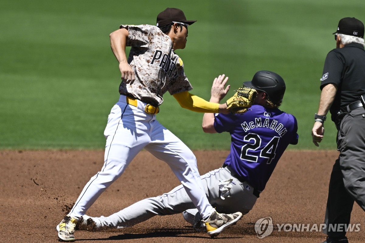 태그 아웃 하는 김하성(왼쪽)