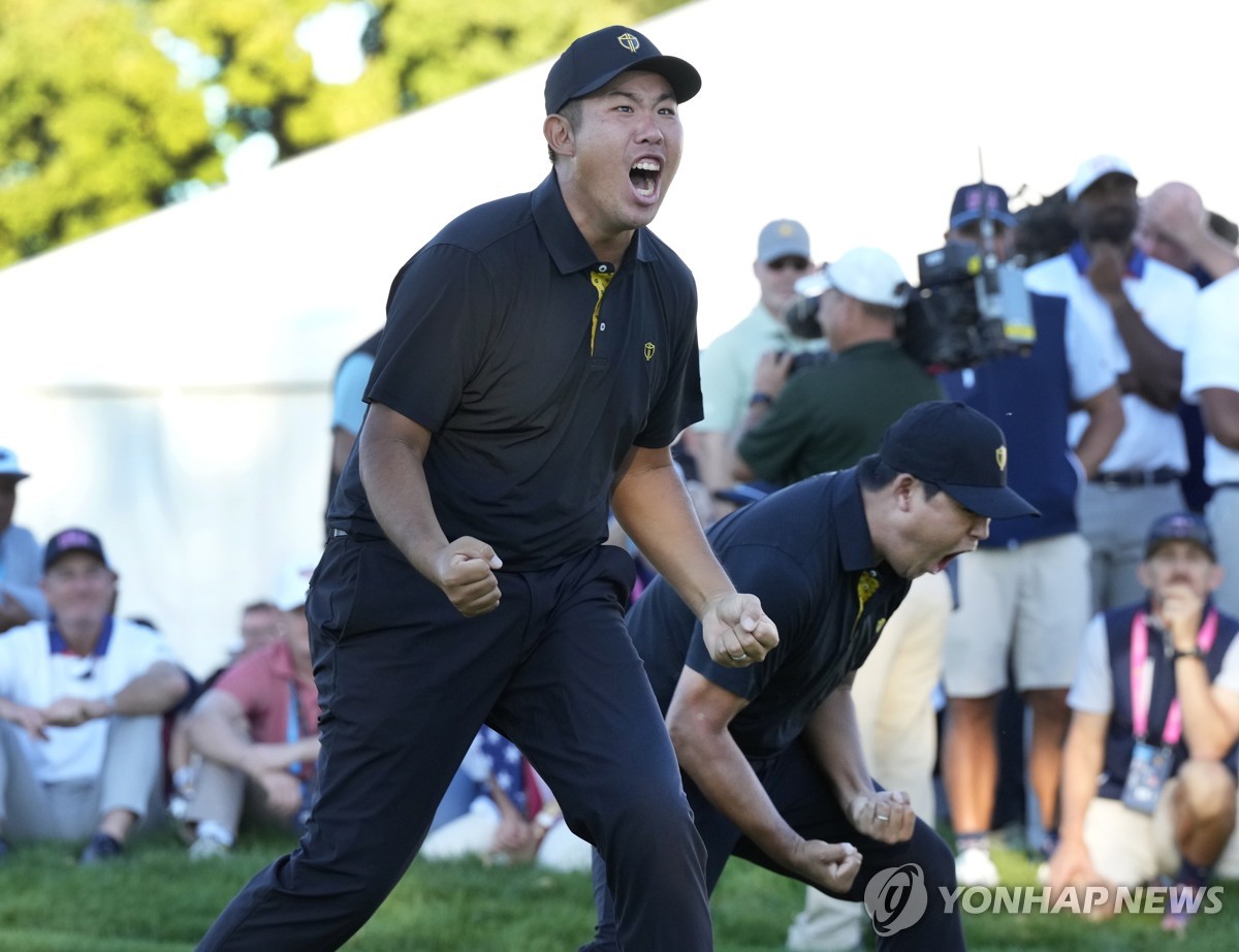 18번 홀에서 승리 확정되자 포효하는 안병훈과 김시우