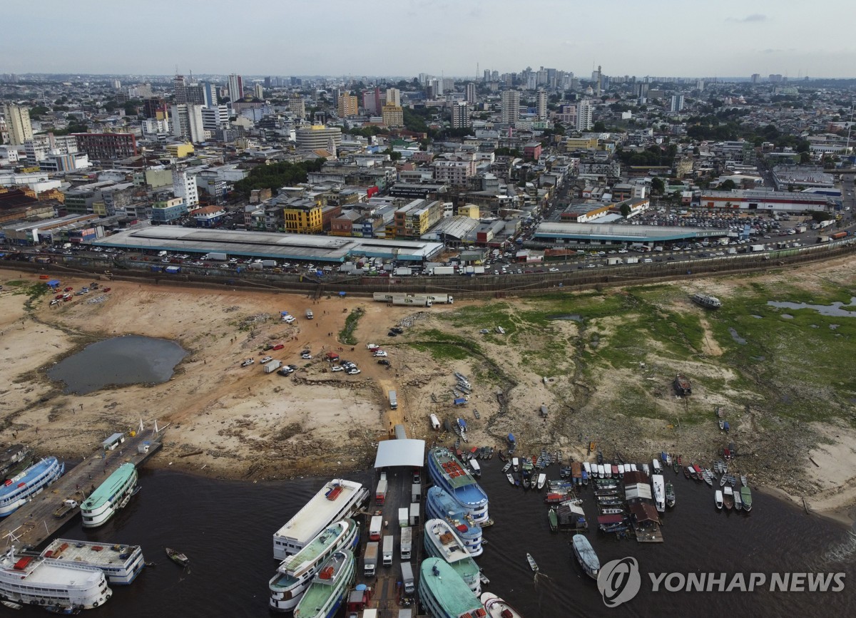 지난 4일(현지시간) 바닥 드러낸 아마존 네그루강