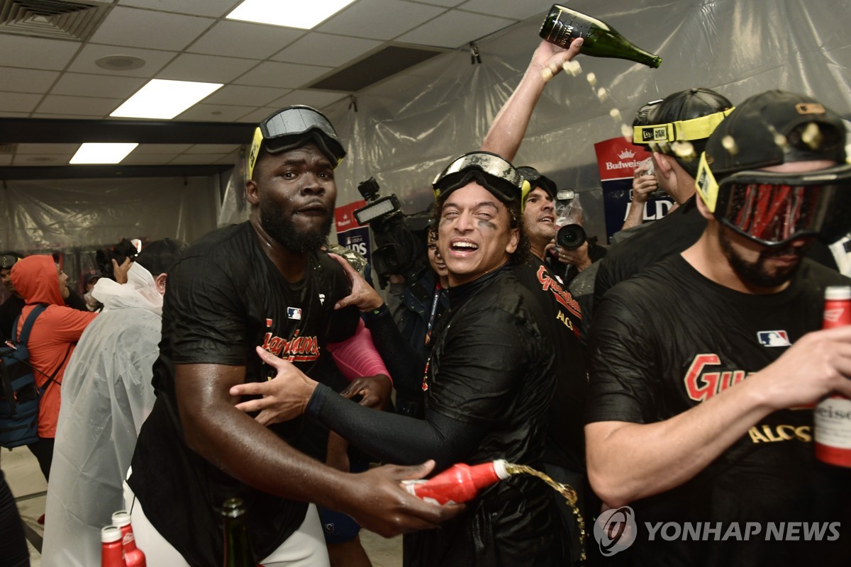 ALCS 진출 자축하는 클리블랜드 선수들