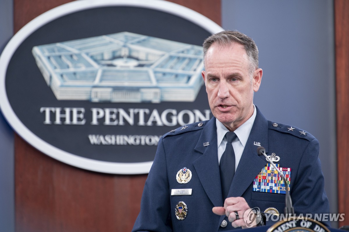 Esta foto, publicada por Associated Press, muestra al secretario de prensa del Pentágono, mayor general Pat Ryder, hablando durante una conferencia de prensa en el Pentágono el 22 de octubre de 2024 en Washington. (Yonhap)