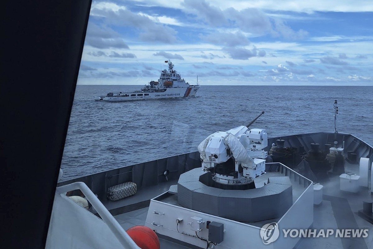 인도네시아 함정에서 바라본 중국 함정