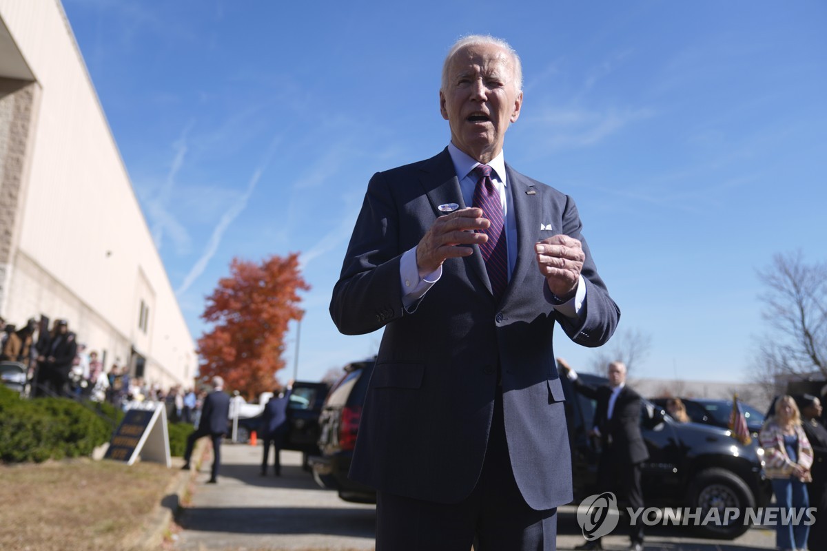 El presidente Joe Biden habla con los periodistas después de emitir su voto anticipado para las elecciones generales de 2024 en un colegio electoral en New Castle, Delaware, el 28 de octubre de 2024, en esta fotografía publicada por Associated Press. (Yonhap)