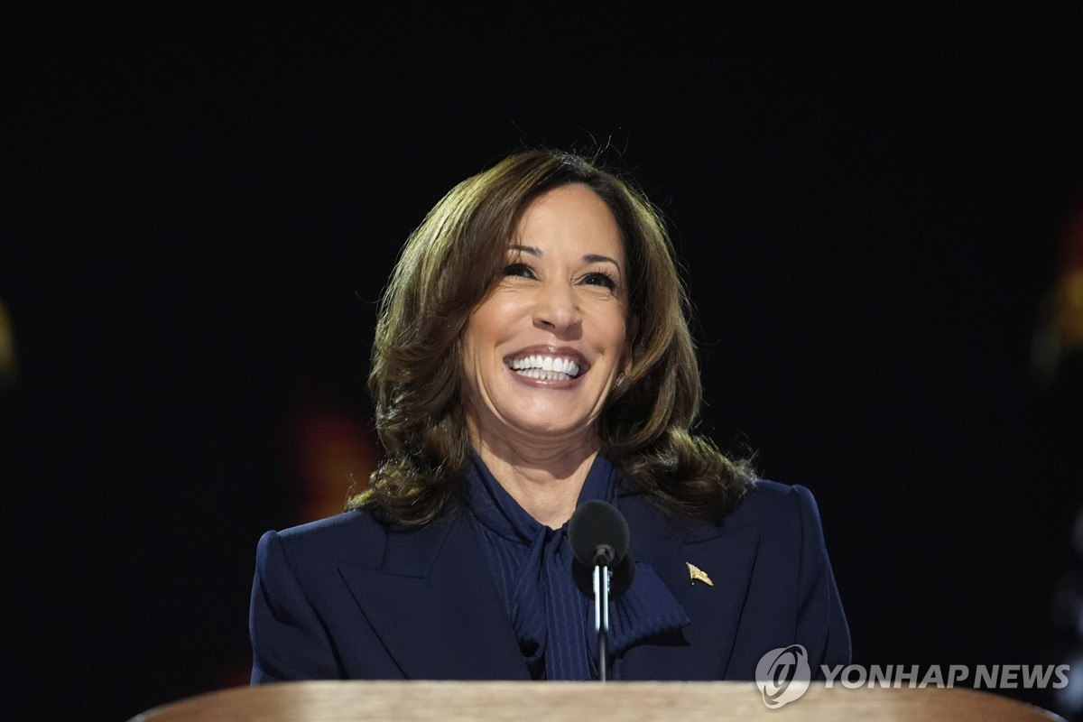 Esta fotografía de archivo, publicada por Associated Press, muestra a la vicepresidenta de Estados Unidos, Kamala Harris, en la Convención Nacional Demócrata de 2024 en Chicago el 22 de agosto de 2024. (Yonhap) 