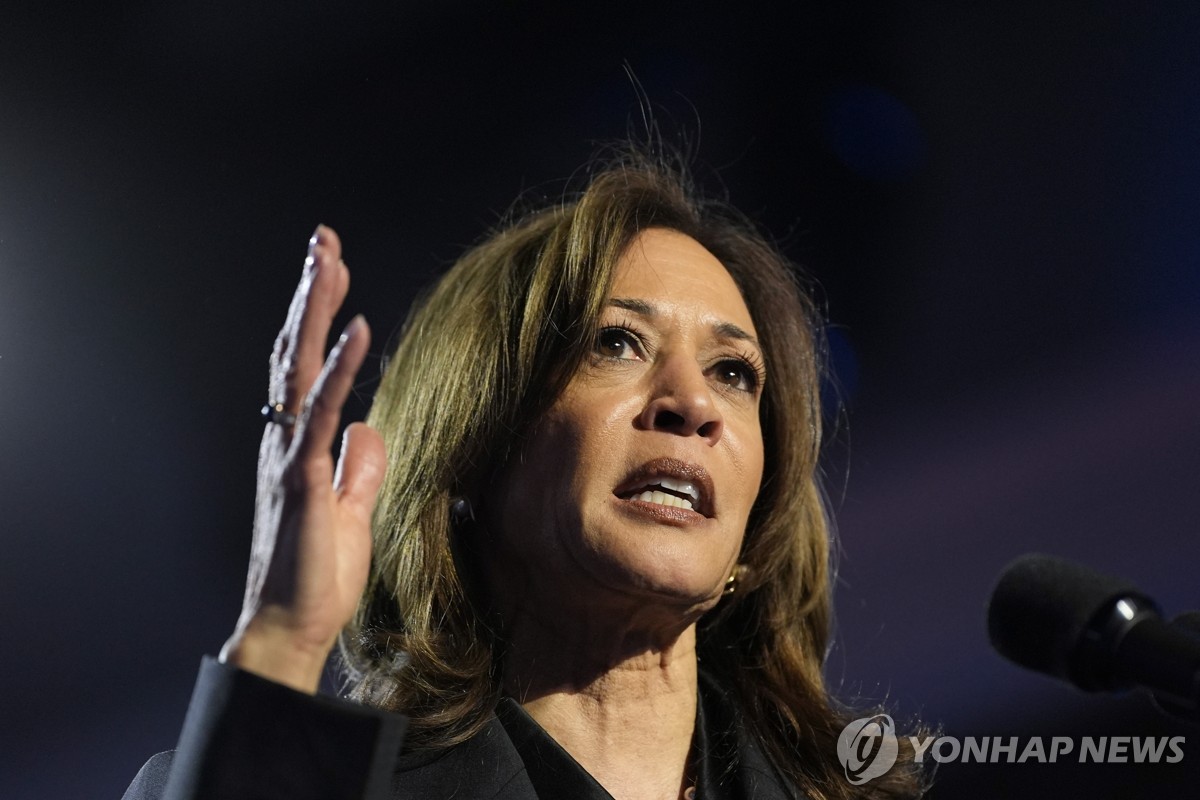 La vicepresidenta Kamala Harris habla durante un mitin de campaña en la Feria Estatal de Wisconsin en West Allis, Wisconsin, el 1 de noviembre de 2024, en esta fotografía publicada por Associated Press. (Yonhap)