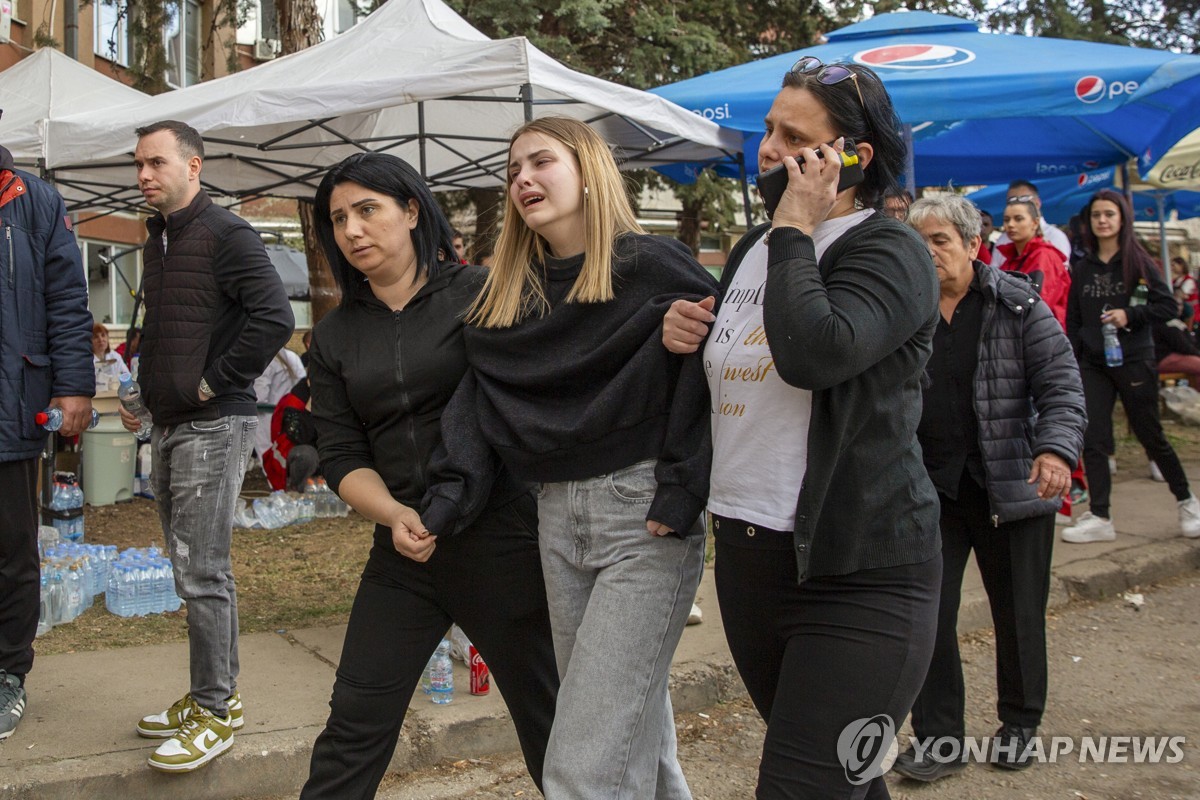 절망하는 북마케도니아 나이트클럽 화재 유족과 생존자들