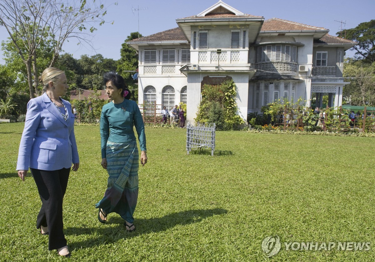 2011년 양곤 저택에서 만난 수치 고문(오른쪽)과 힐러리 클린턴 미 국무장관