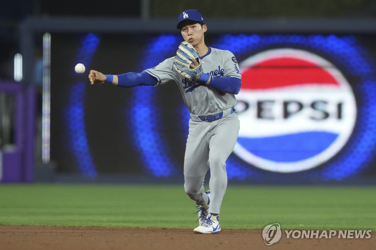 수비하는 김혜성