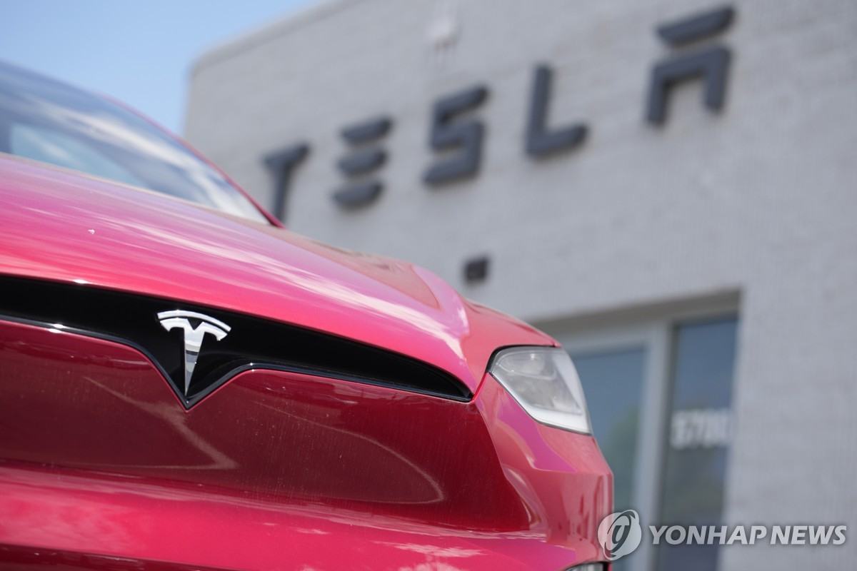 테슬라·BYD, 日 전기차시장 선점 노리나…매장 대폭 …