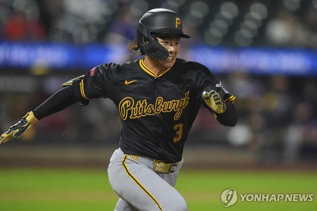 기습 번트 후 질주하는 배지환