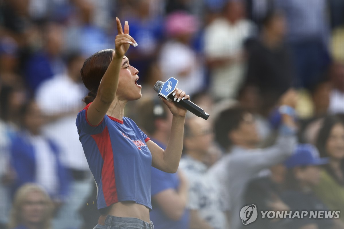 다저스타디움에 울린 스페인어 美 국가…