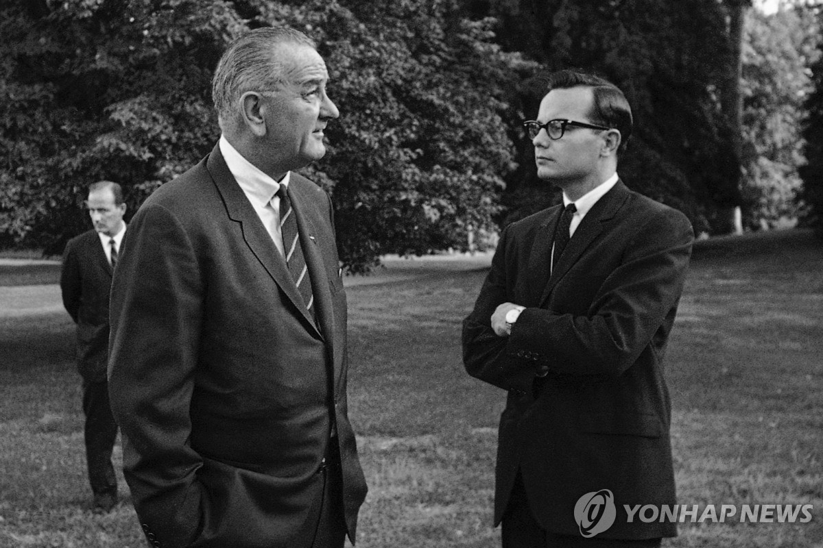 백악관 대변인 사표 내고 언론인으로 40년…빌 모이어스…