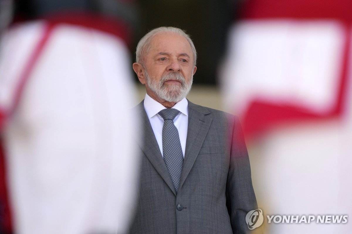 9일(현지시간) 대통령궁에서 행사 바라보는 룰라 브라질 대통령