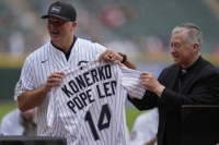 교황 레오 14세, MLB 화이트삭스 전설의 '14번'에게 유니폼 선물