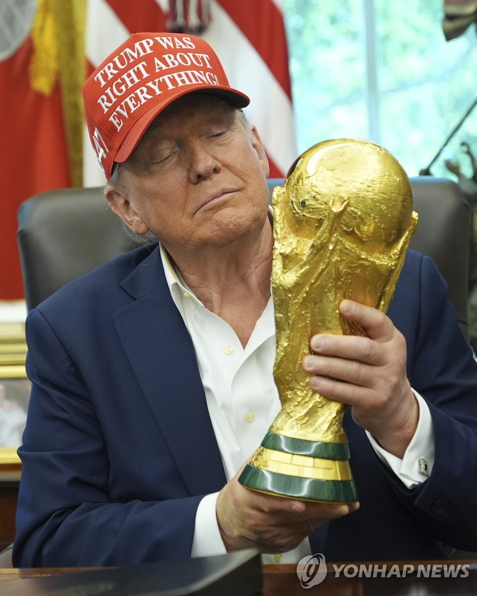 FIFA 월드컵 트로피를 든 트럼프 미국 대통령. 