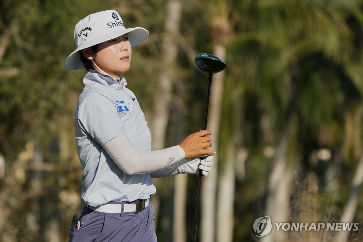 티샷 바라보는 이소미