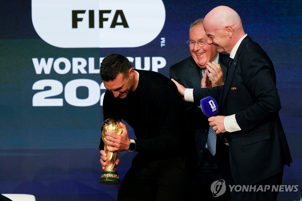 하루 만에 맨손으로 월드컵 트로피를 다시 든 스칼로니 감독(왼쪽).