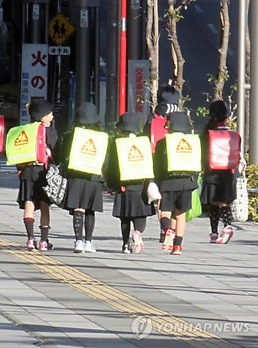 (도쿄=연합뉴스) 이세원 특파원 = 도쿄의 한 초등학교 근처에서 어린이들이 교통안전 커버를 씌운 가방을 메고 학교로 향하고 있다. 이 사진은 기사에 등장하는 사고와는 관계 없음.