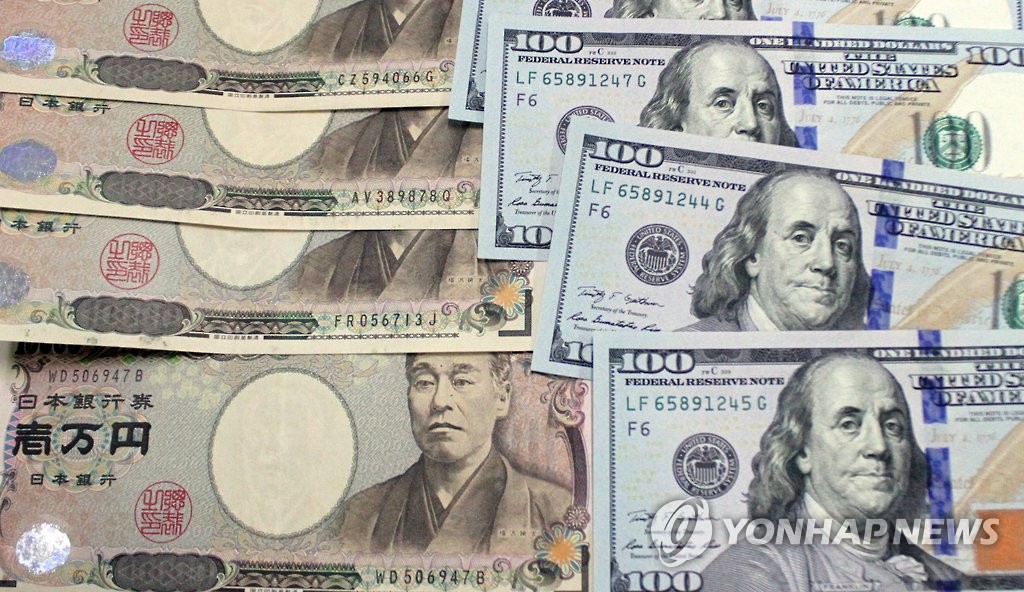 일본 엔화 지폐와 미국 달러화 지폐 