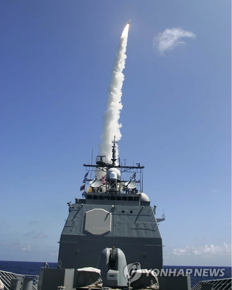 En esta foto de archivo capturada de Wikimedia, se lanza un Standard Missile-3 desde un destructor Aegis de la Marina de los EE. UU.  (FOTO NO EN VENTA) (Yonhap)