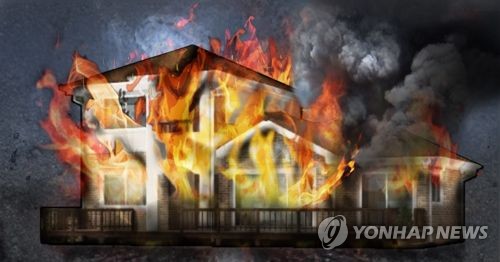 점포 '활활' 할머니 발 동동…불길 뚫고 현금다발 찾아준 소방관