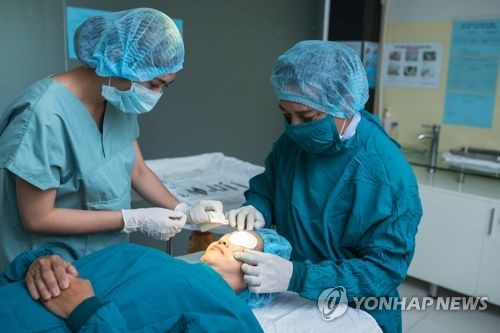 복지부, '과잉 수술·부당 청구 논란' 백내장 의료기관 현지조사