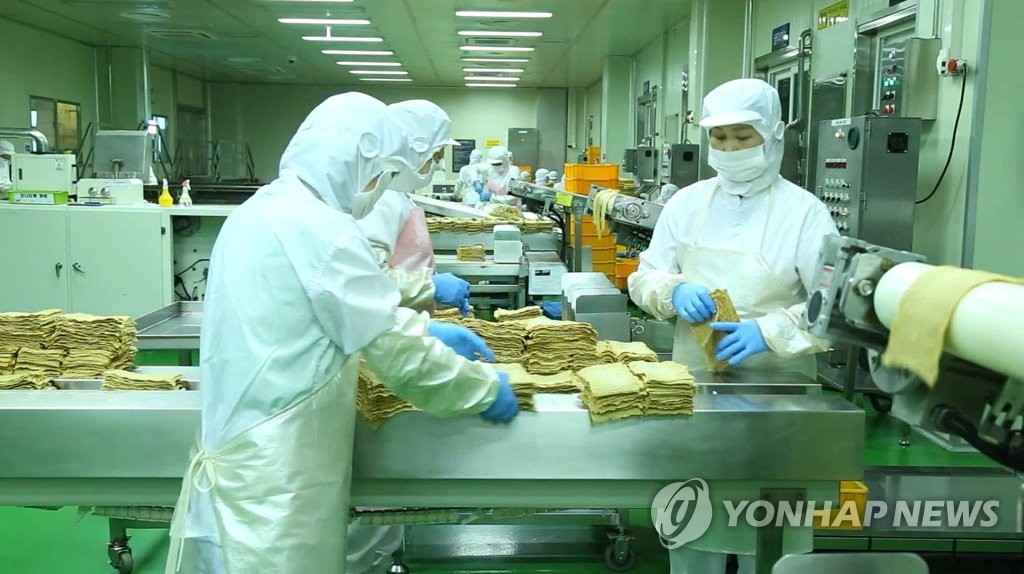 Workers package fish cakes at a factory in the southern port city of Busan in this file photo released by Busan Eomuk Development Corp. on July 26, 2018. (PHOTO NOT FOR SALE) (Yonhap)