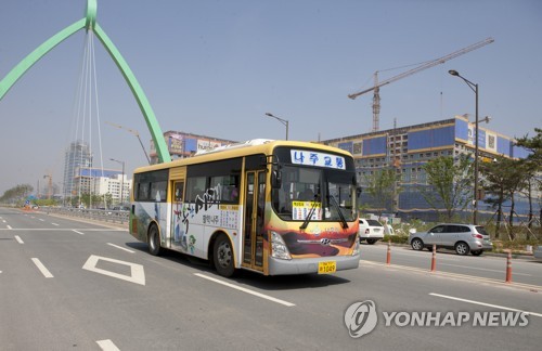 나주 시내버스 노조, 총파업 하루 동안 유보…사측과 재협상