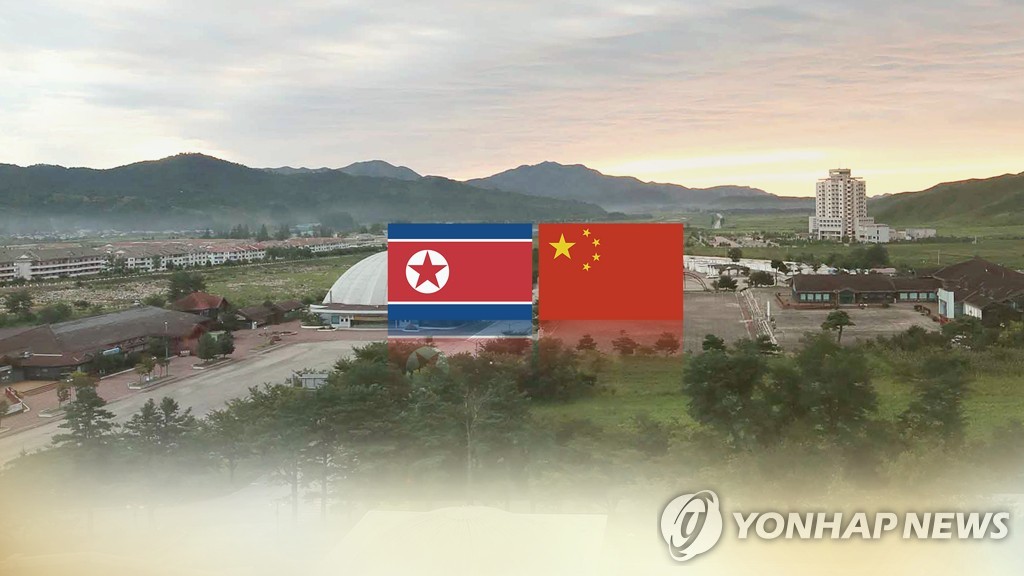 La imagen, proporcionada por la Televisión de Noticias Yonhap, muestra las banderas de Corea del Norte (izda.) y China. (Prohibida su reventa y archivo)