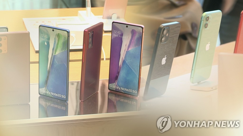 This image from Yonhap News TV shows smartphones from Samsung Electronics Co. and Apple Inc. (PHOTO NOT FOR SALE) (Yonhap)