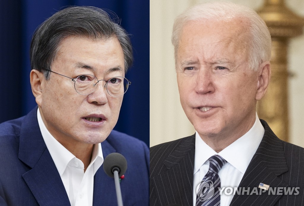 Cette combinaison de photos montre l'ex-chef de l'Etat Moon Jae-in (à g.) et le président américain Joe Biden.