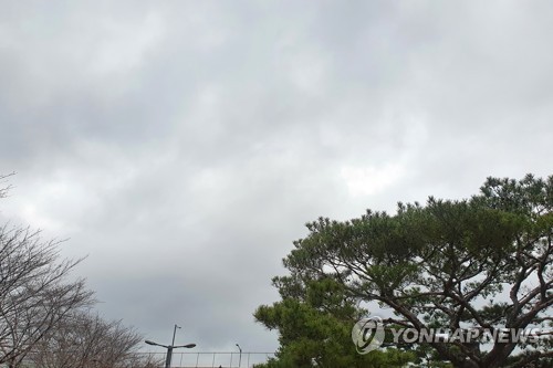 [날씨] 대체로 흐리고 곳곳 빗방울…서울 낮 최고 25도