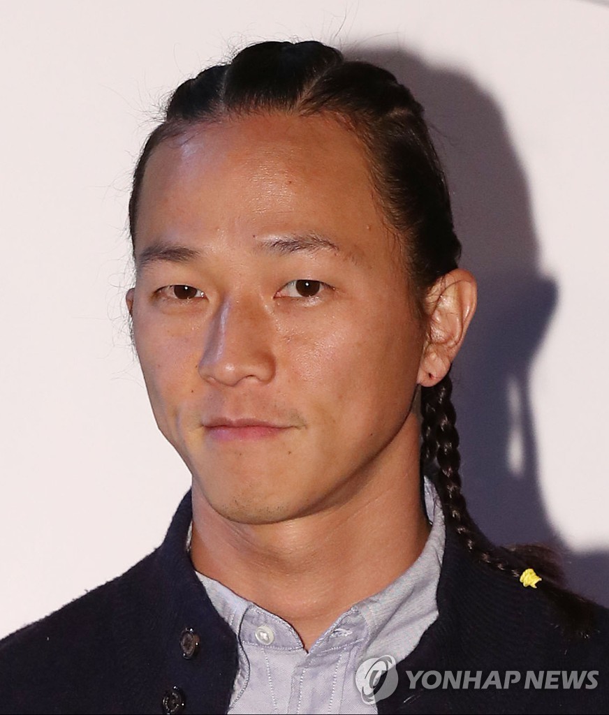 팝핀현준, 수업 중 발언 논란에 교수직 사임…진심으로 사과