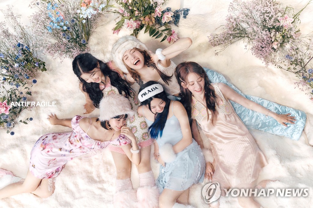 A photo K-pop girl group Le Sserafilm, provided by Source Music (PHOTO NOT FOR SALE) (Yonhap)