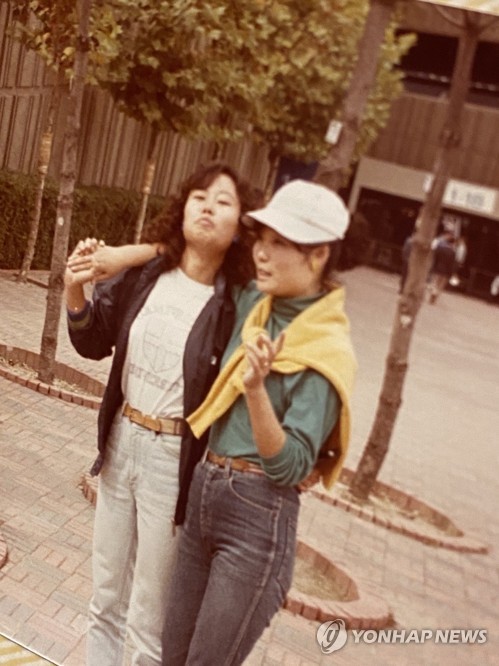 대학시절 연고전 당시 친구와 포즈 취한 김미경(오른쪽).