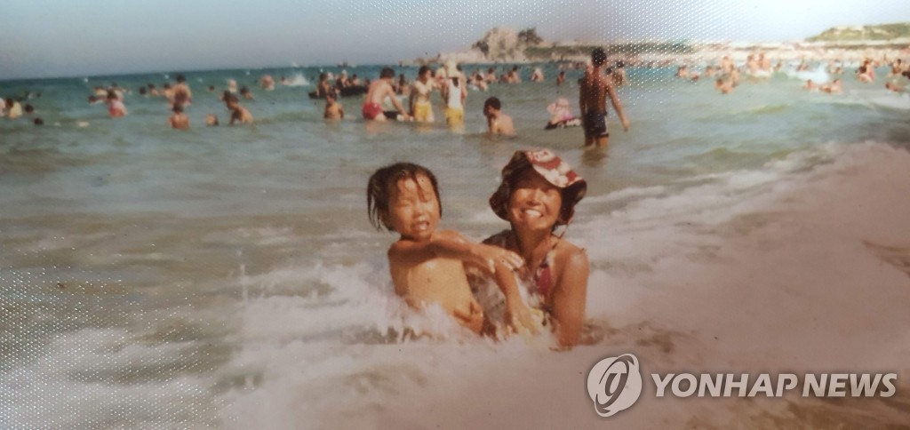 어린 시절 김재련과 어머니