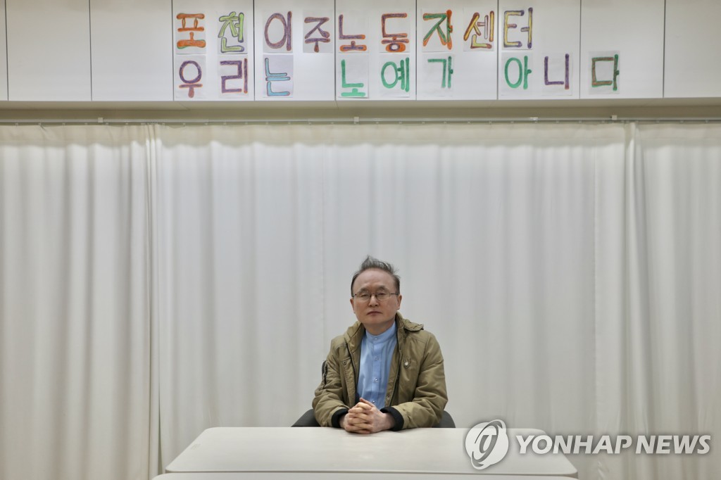 연합뉴스와 인터뷰 중인 김달성 목사