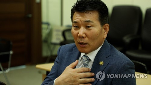 연합뉴스와 인터뷰 중인 서기원 대표