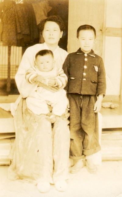 Hongshin Kim's childhood with her mother and sister