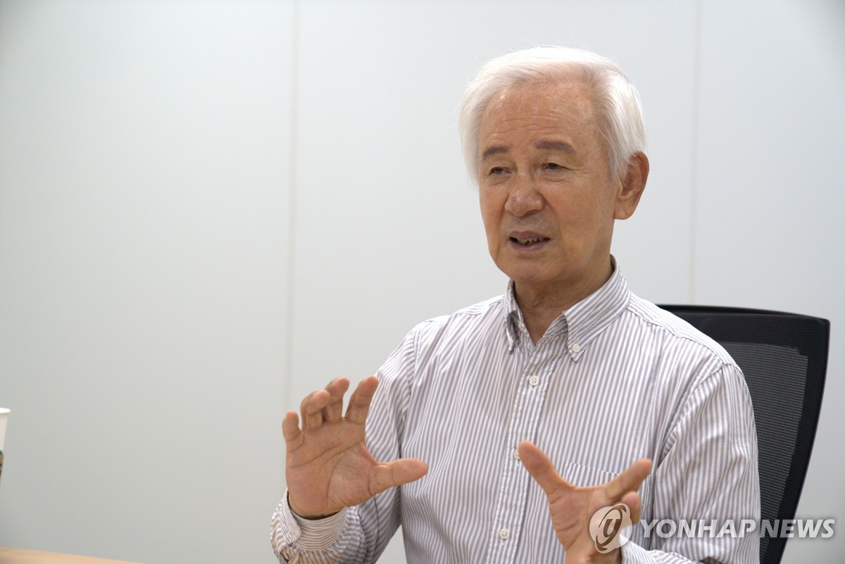 연합뉴스와 인터뷰 중인 김홍신 작가