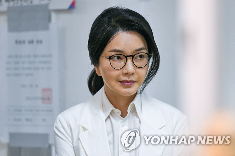 [속보] 김건희 여사, 휠체어 타고 퇴원…사저로 갈듯