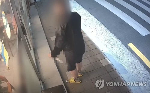 "외국인이 무시해" 식당서 흉기들고 난동부린 60대