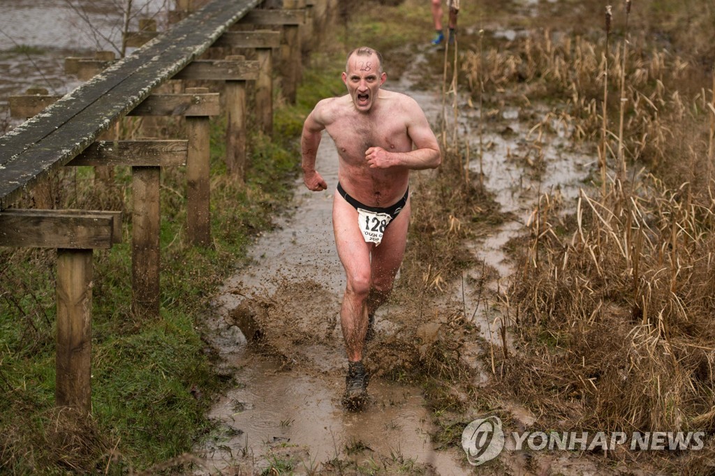 ′극한의 장애물 레이스′…영국 터프가이 대회 | 연합뉴스