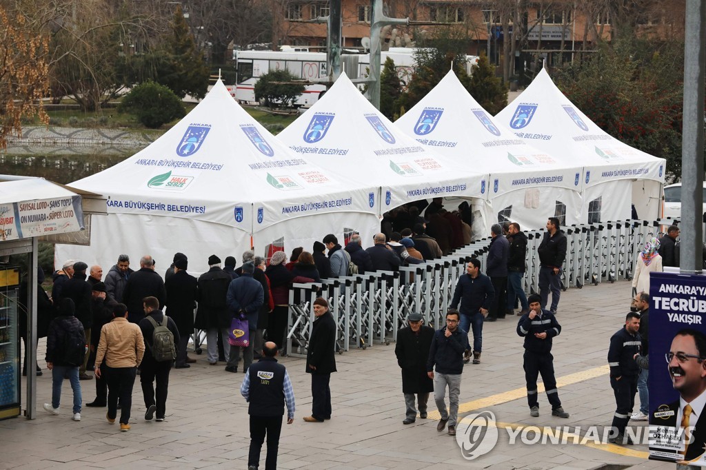 터키 정부가 저렴한 가격에 공급하는 채소·과일을 사려고 줄 서서 기다리는 앙카라 시민들 [AFP=연합뉴스]