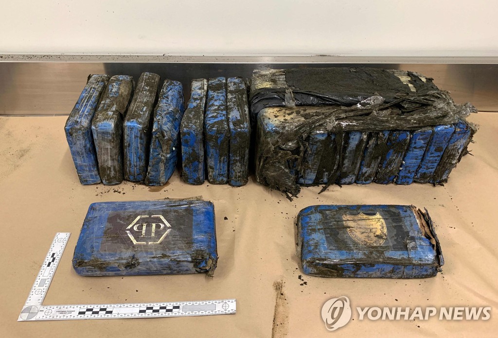 7일 베델스 비치에서 발견된 코카인 상자 19개