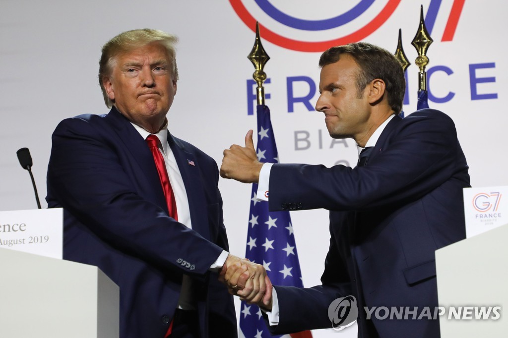 G7 폐막 공동기자회견에서 악수하는 도널드 트럼프 미국 대통령과 에마뉘엘 마크롱 프랑스 대통령 [AFP=연합뉴스]