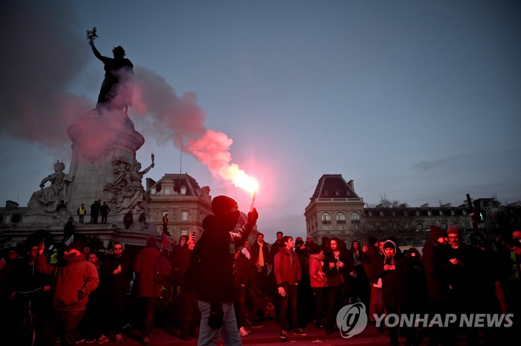파리에서 정부 연금개편에 항의하는 시위대 [AFP=연합뉴스]